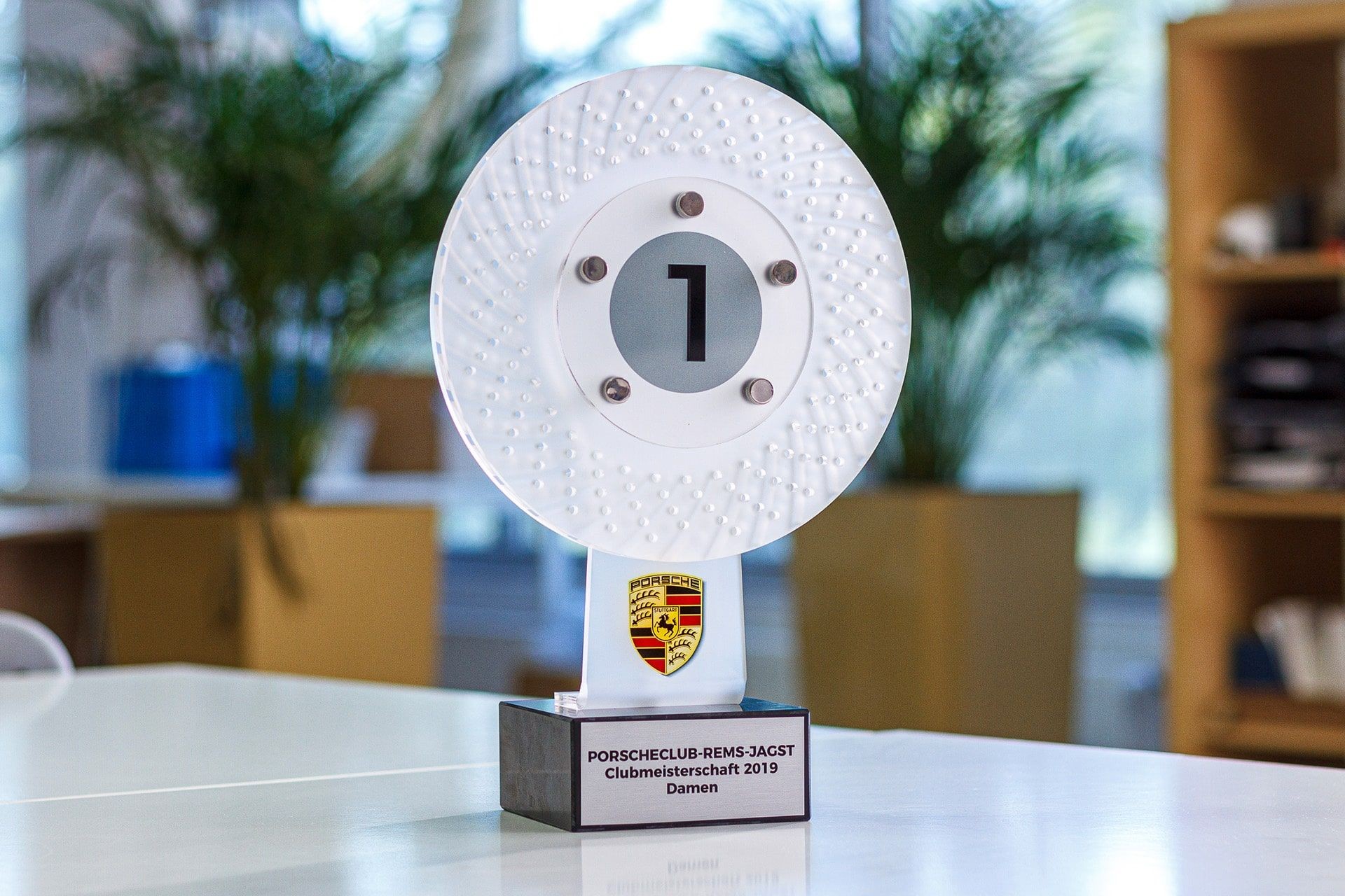 statuetka akryl porsche glasso