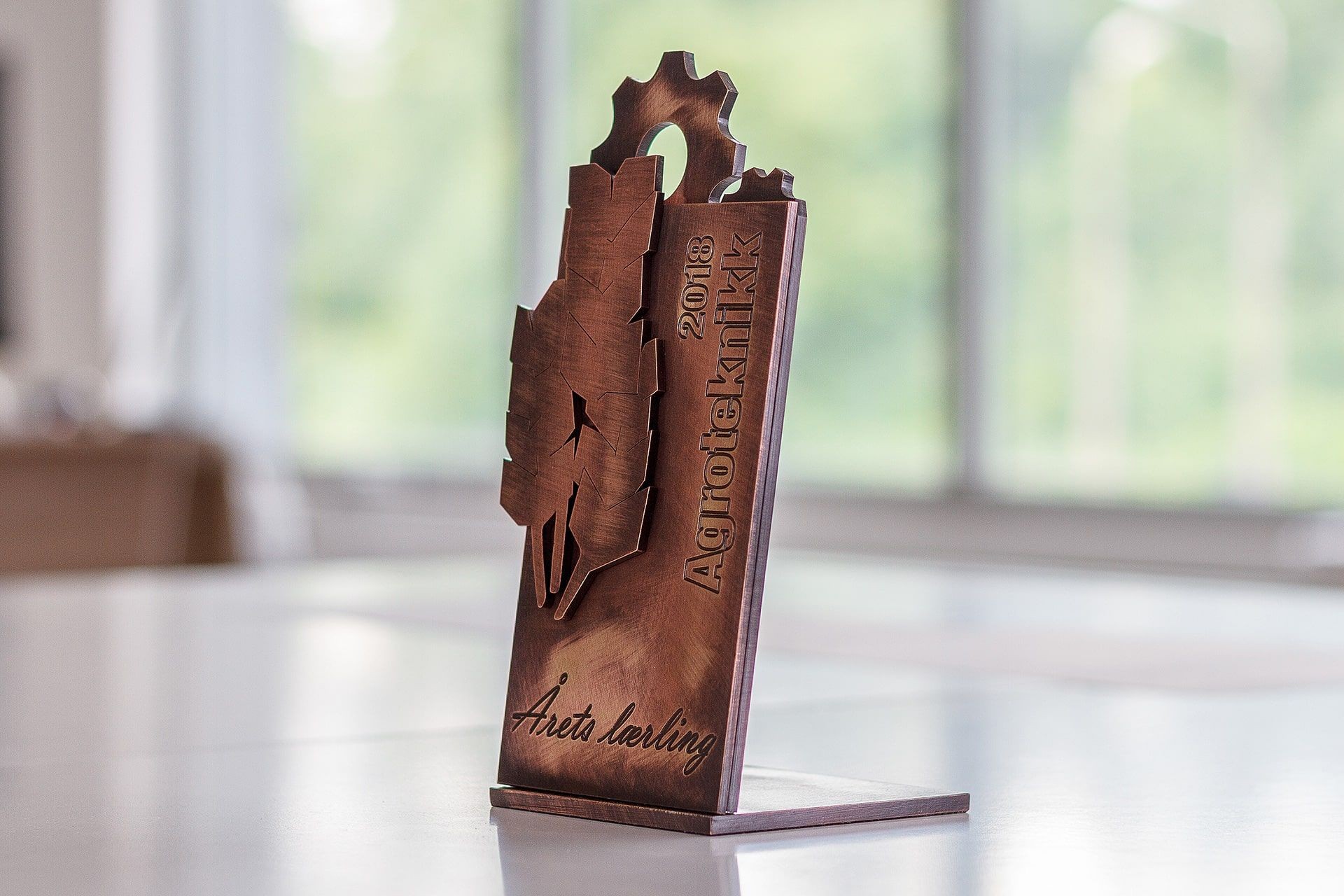 statuetka metal agroteknikk glasso