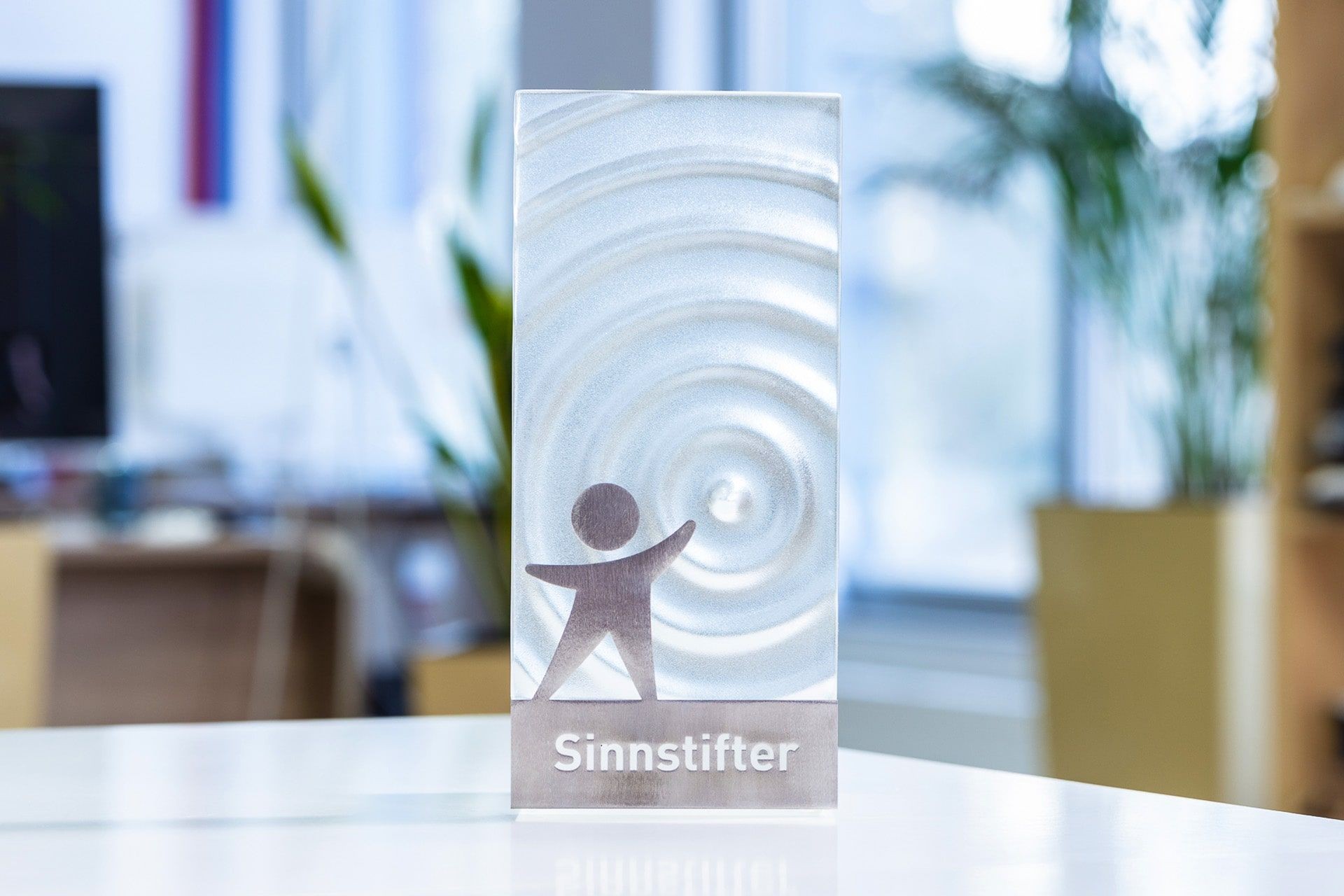 statuetka szkło Sinnstifter glasso