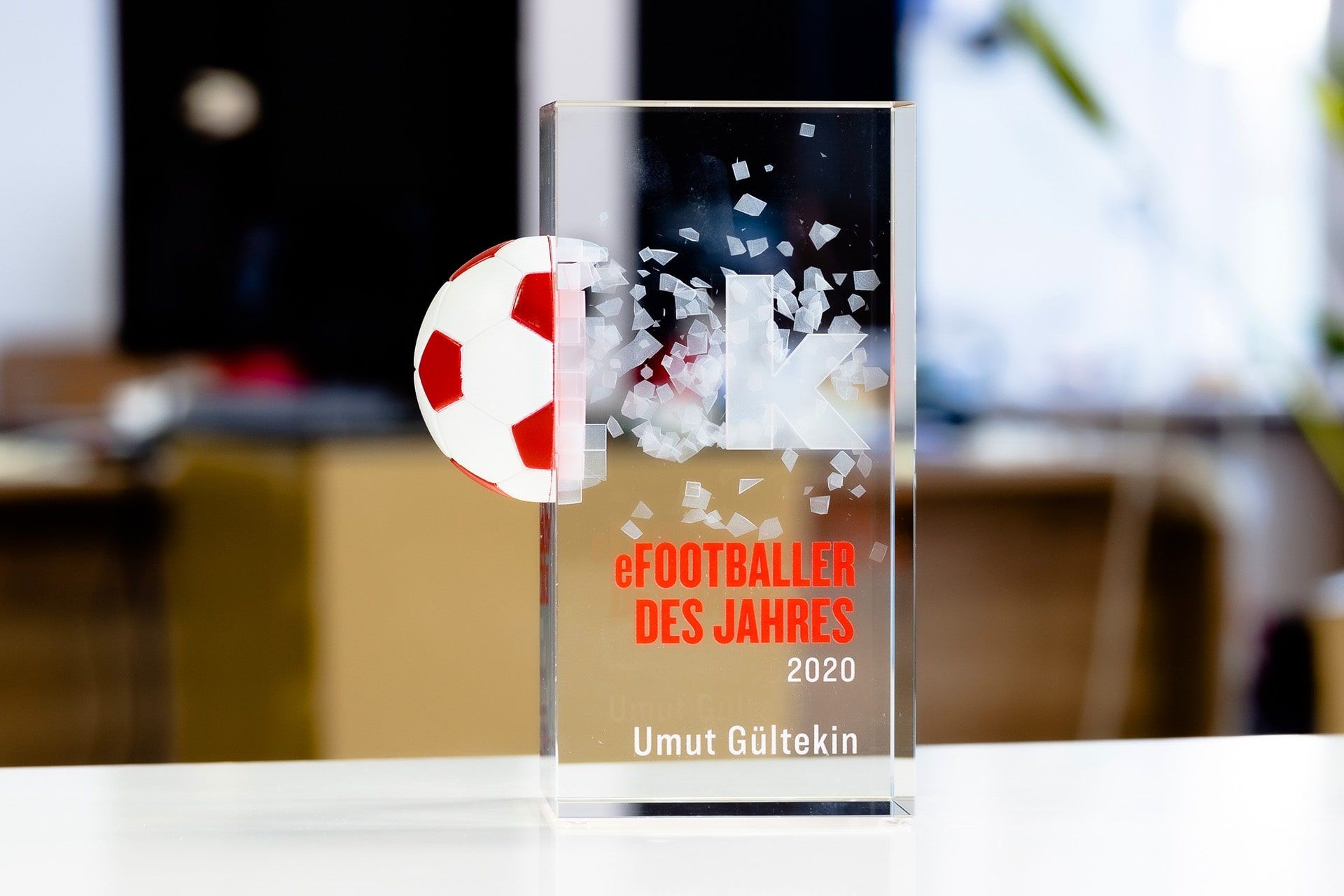 statuetka szklo halfball kicker glasso